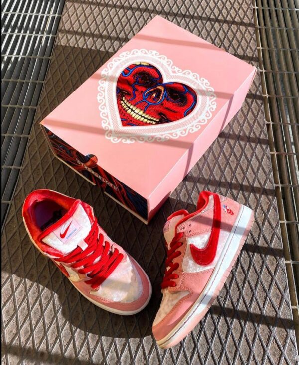 Nikee sb dunk stranger of love