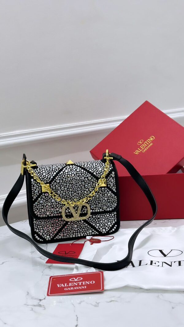VALENTINOO GARAVANI V LOGO DIAMOND SHOULDER BAG