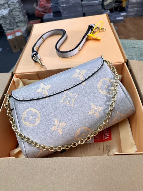 LOUISS VUITTONN STYLISH SLING BAG - Image 2