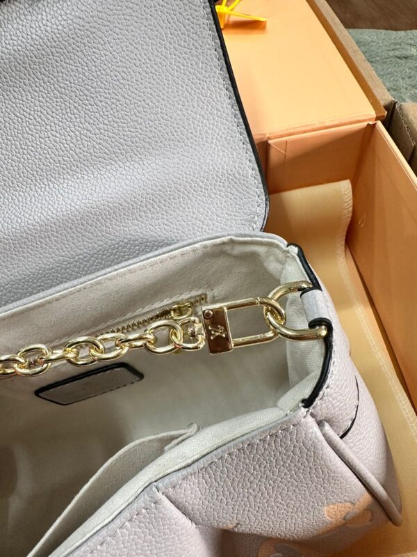 LOUISS VUITTONN STYLISH SLING BAG - Image 3