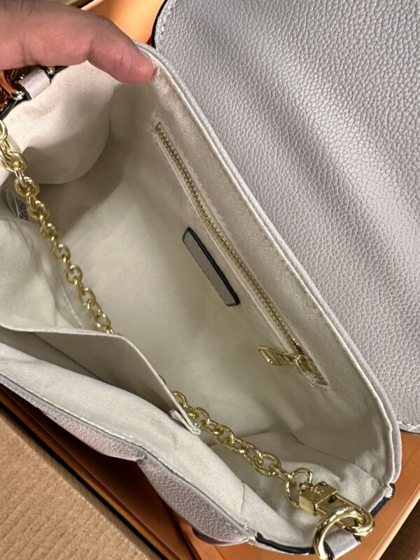 LOUISS VUITTONN STYLISH SLING BAG - Image 5