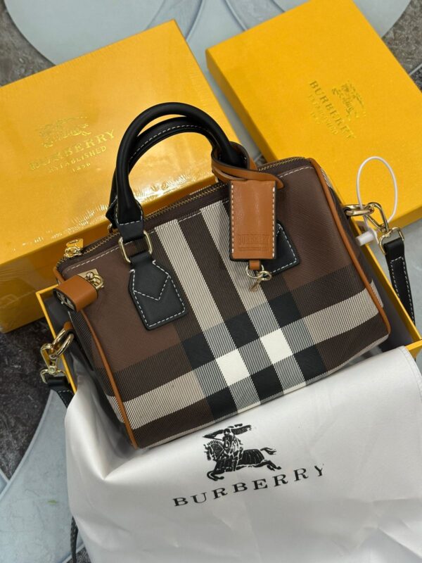 BURBERRYY SIGNATURE SPEEDY HANDBAG