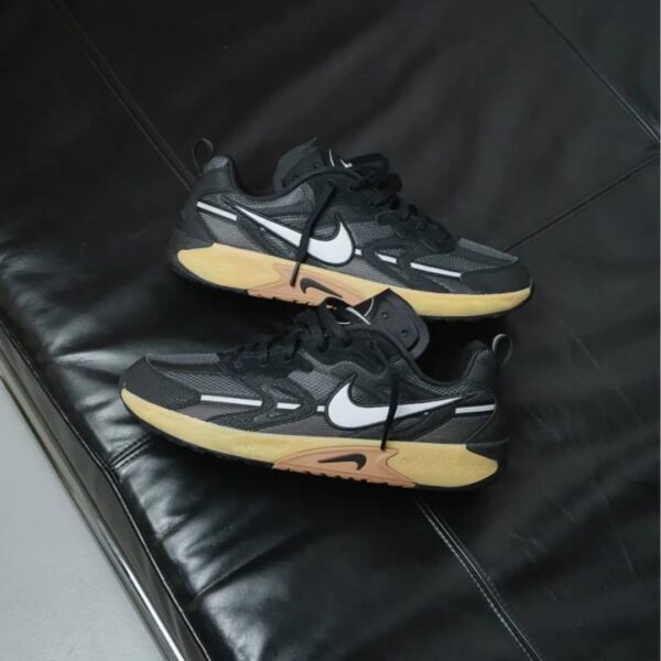 NIKEE JAM BLACK GUM