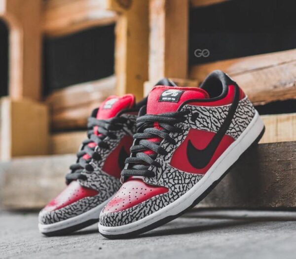 NIKEE SUPREME X SB DUNK - Image 2