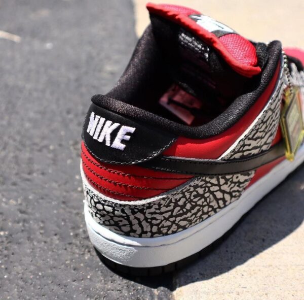 NIKEE SUPREME X SB DUNK - Image 3