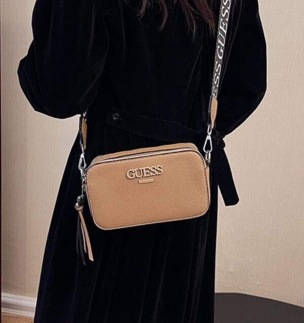 GUESSS POCHETTE PREMIUM SIDE BAG - Image 2
