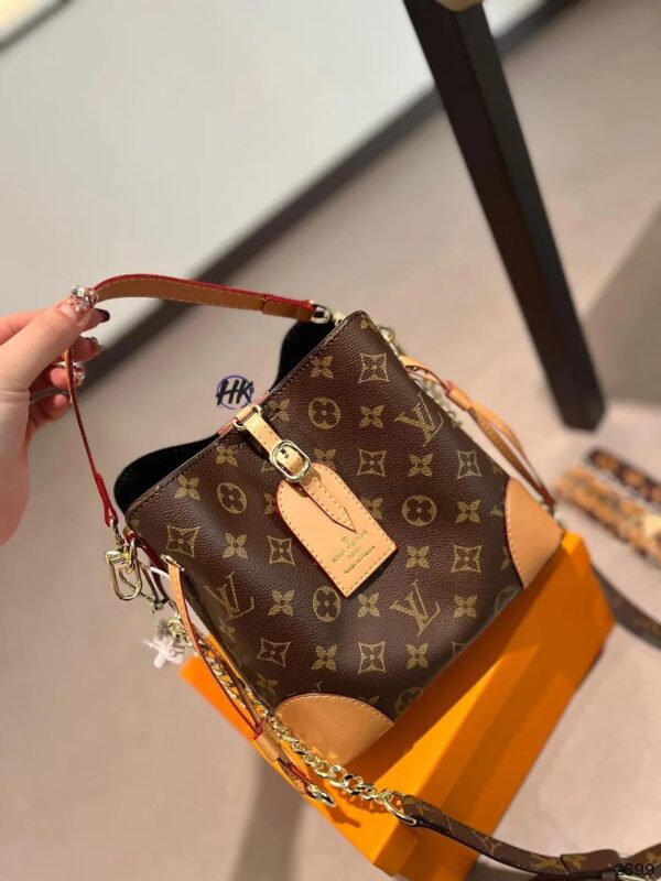 Louis vuittonn Large Vintage Bucket Bag - Image 2