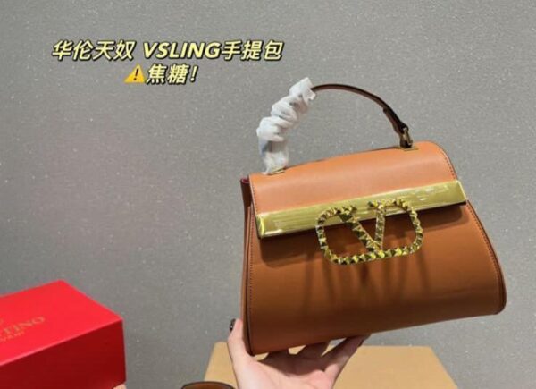VALENTINOO GARAVANI ROCKSTUD ALCOVE BAG