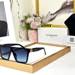 GIVENCHYY