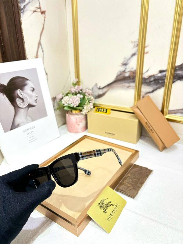 BURBERRYY - Image 3