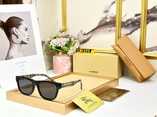 BURBERRYY - Image 2