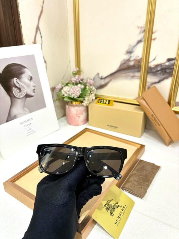 BURBERRYY - Image 4