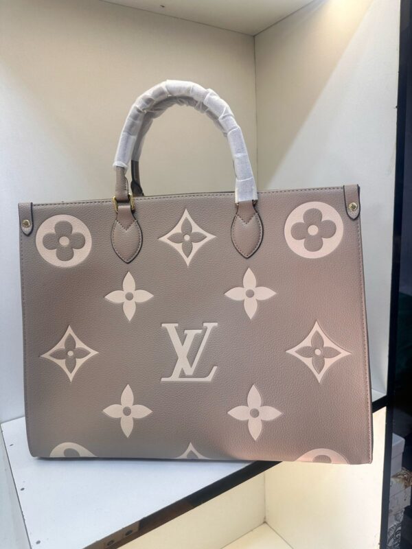 LOUISS VUITTONN ON THE GO