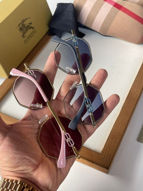 BURBERRYY SUNGLASSES - Image 3