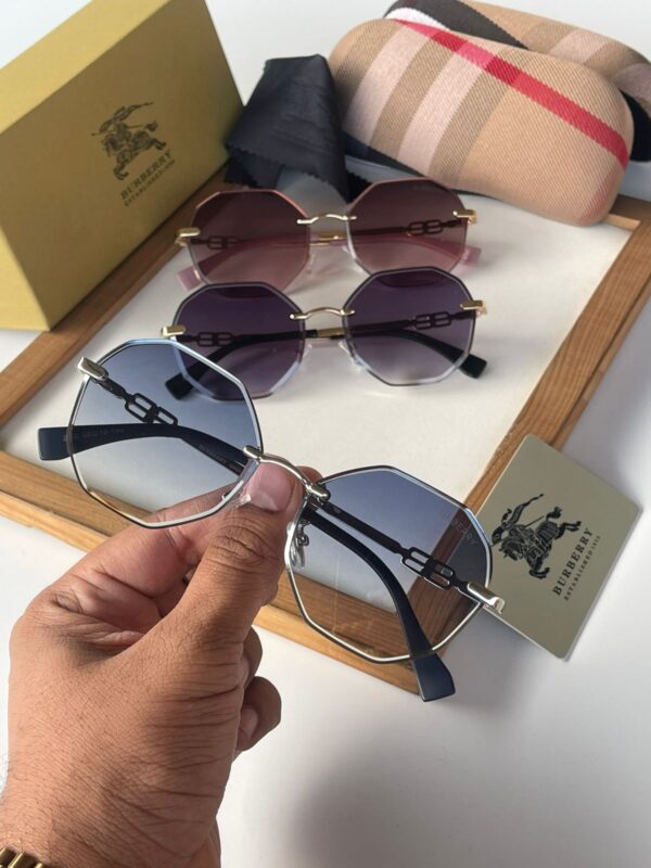 BURBERRYY SUNGLASSES - Image 4