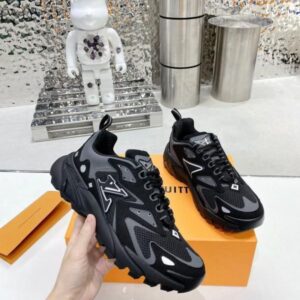 LOUISS VUITTONN TATIC SNEAKER 