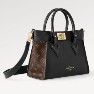 On My Side PM is a compact tote bag