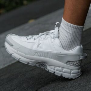 NIKEE ZOOM VOMERO ROAM WHITE 