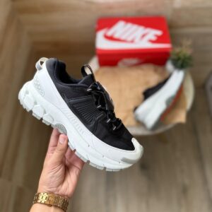 NIKEE ZOOM VOMERO ROAM BLACK WHITE 