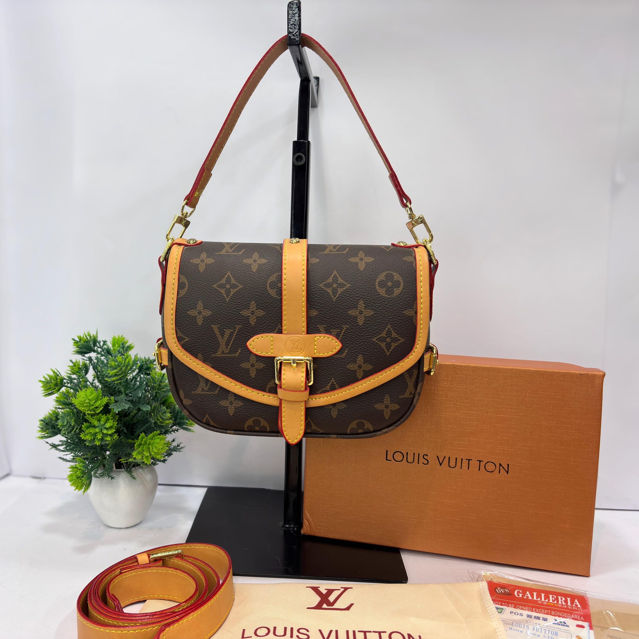 LOUIS VUITTONN SAUMAR BB BAG