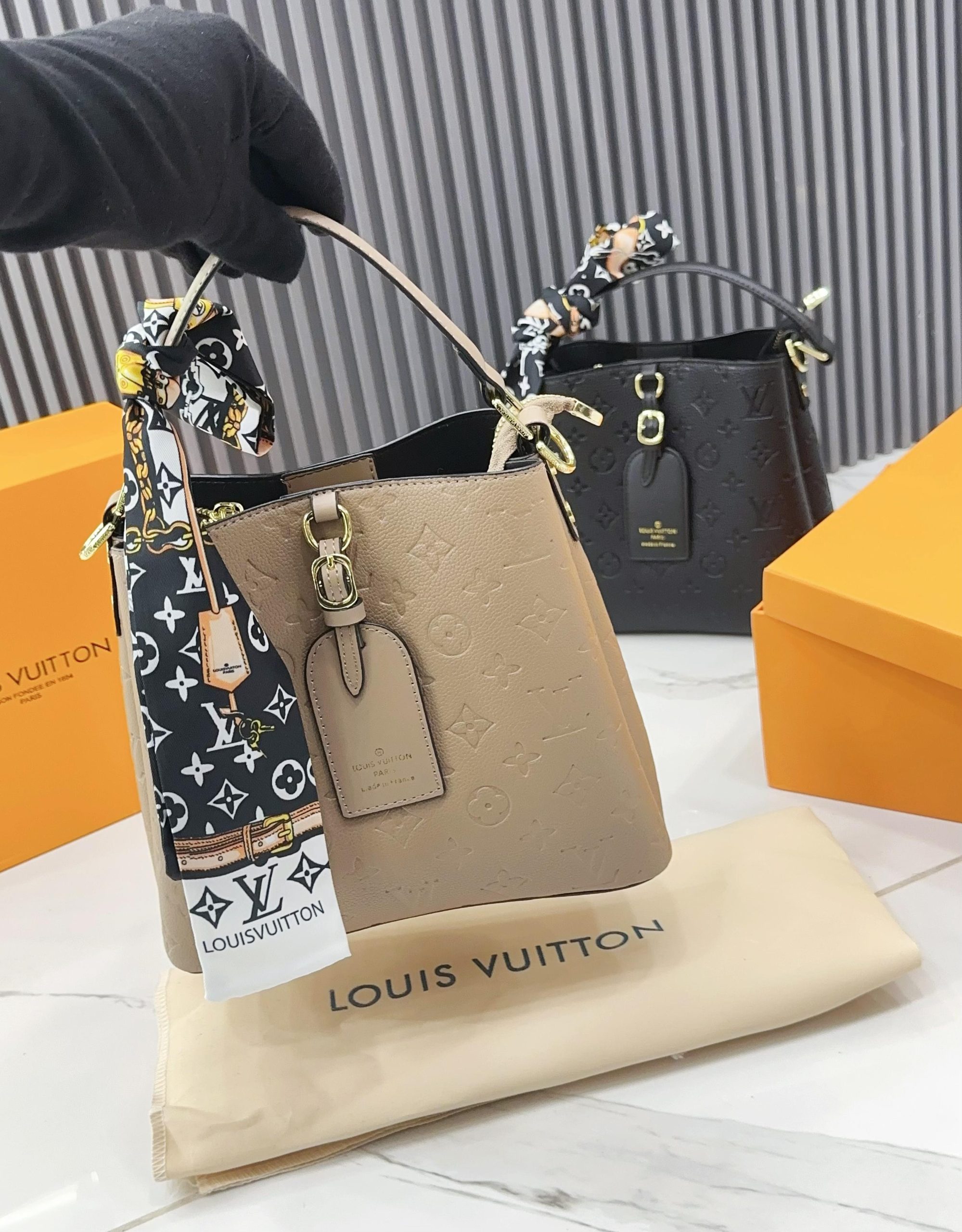 LOUISS VUITTONN BUCKET