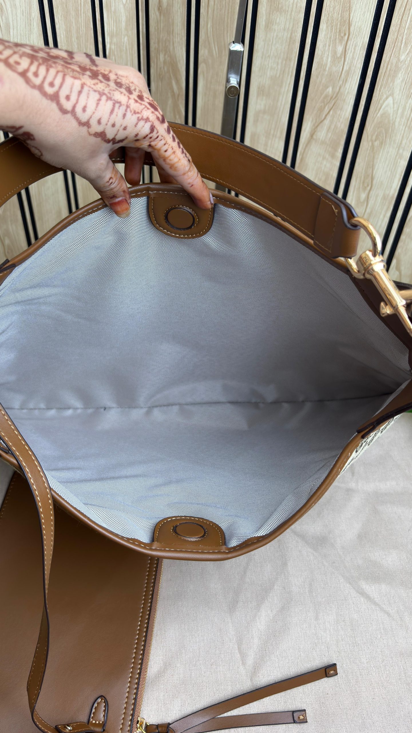 GUCCII B LARGE SHOULDER BAG - Image 17