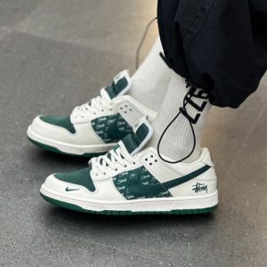 NIKEE SB DUNK STUSSY WHITE DARK GREEN 2025 