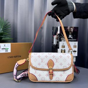 LOUIES VUITIONE DIANE SATCHEL IN MONOGRAM HAND BAG