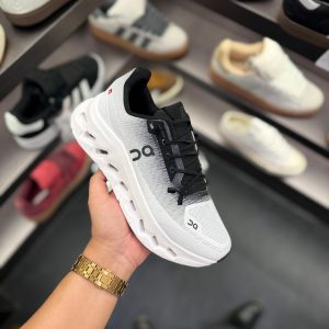 ONE RUNNING CLOUDTILT BLACK WHITE