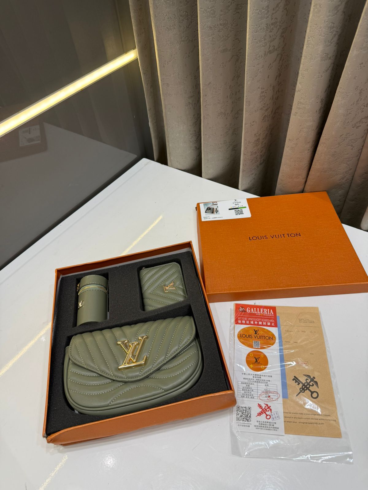 LOUISE VUITTONE GREEN PREMIUM GIFT SET BAG WITH OG BOX - Image 4