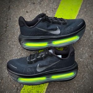 Nikes Vomero Premium Black Volt