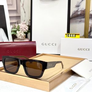 GUCCIS WAYFARER