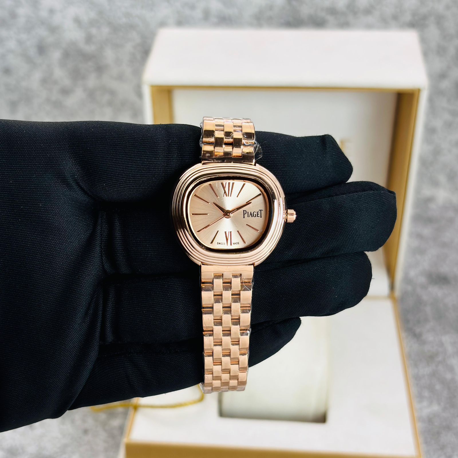 Trapeze-shaped case in 18K rose gold.