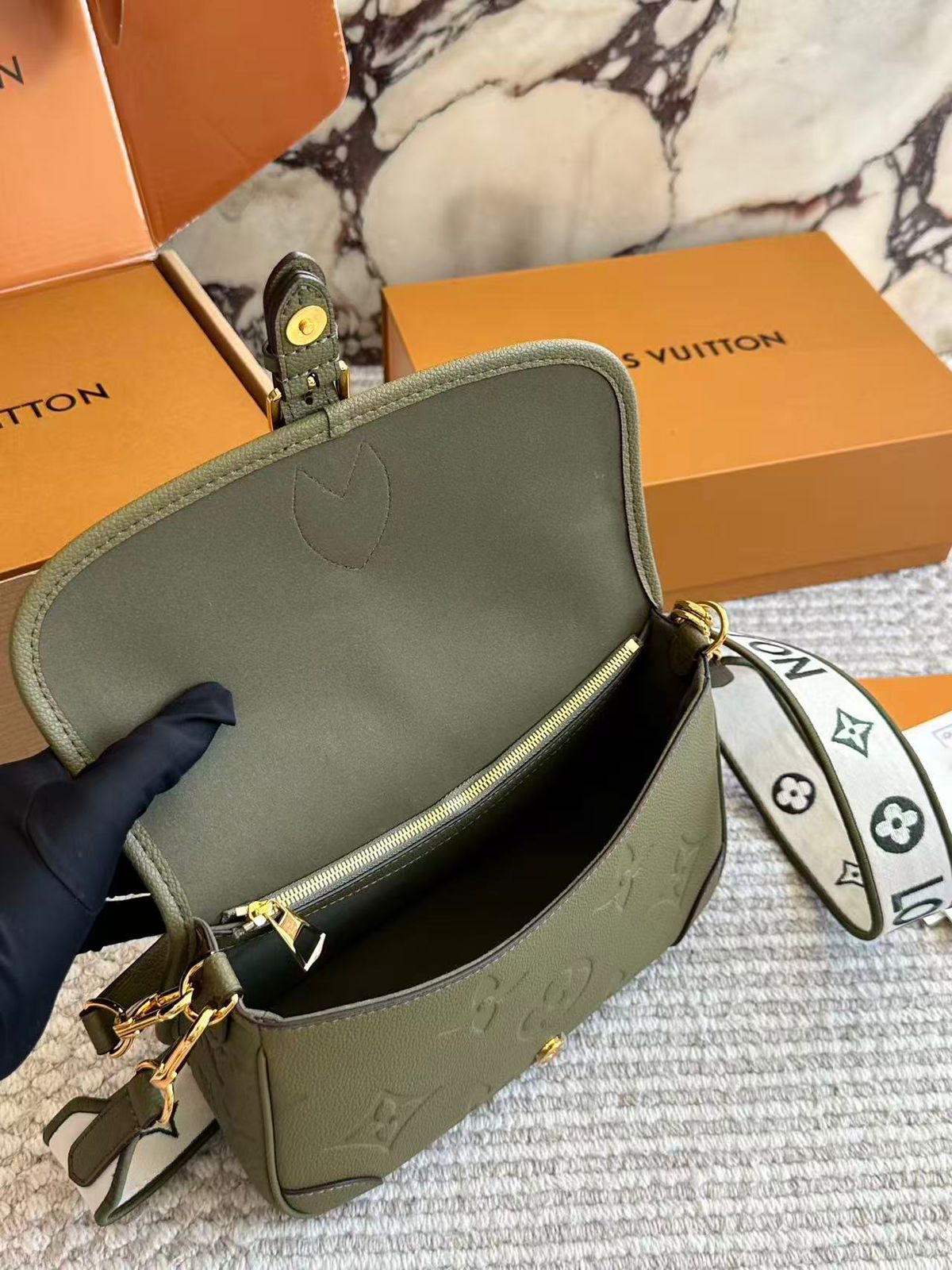 LOUISE VUITTONS DIANE - Image 2